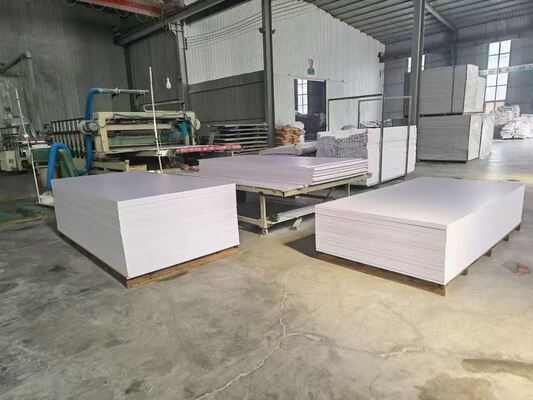 Υψηλής πυκνότητας 1220*2440mm Λευκή πινακίδα PVC Φύλλο πάνελ αφρού PVC 3mm, 5mm Έπιπλα