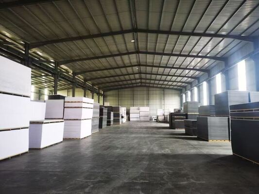 Υψηλής πυκνότητας 4''X8'' Λευκές σανίδες PVC Celuka Πλαστικές πλάκες από αφρό PVC για έπιπλα και ντουλάπι