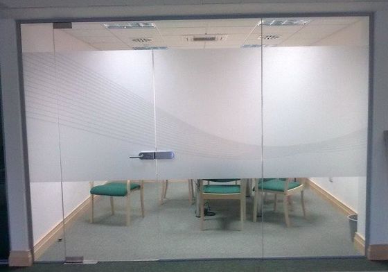 Ανθεκτικό στις υπεριώδεις ακτινοβολίες λαμπερό αυτοκόλλητο βινυλίου μακροχρόνιο και ελκυστικό για λευκές ή ασήμινες επιφάνειες